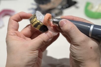 歯科技工士が研磨器を使ってカスタムメイドマウスガードを仕上げている様子