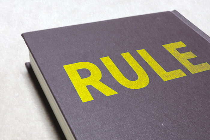 表紙に大きく「RULE」と書かれたルールブック