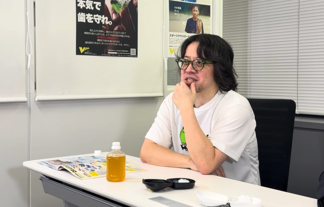 工藤裕明氏がVIAマウスガードの製作工程や設計思想について熱心に語る様子