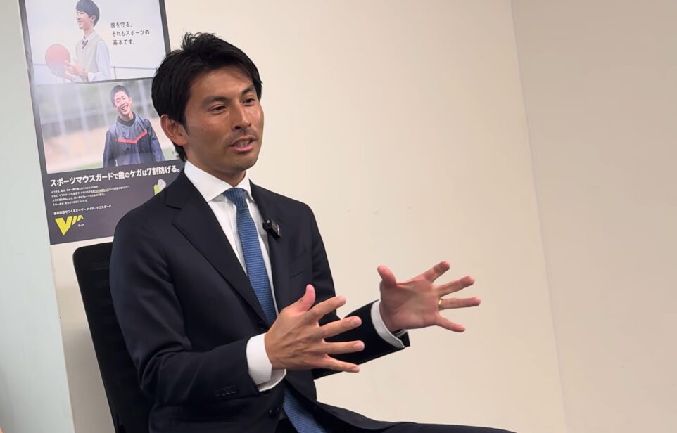芳賀秀郷氏がマウスガードの医学的効果や選手心理への影響について説明する様子